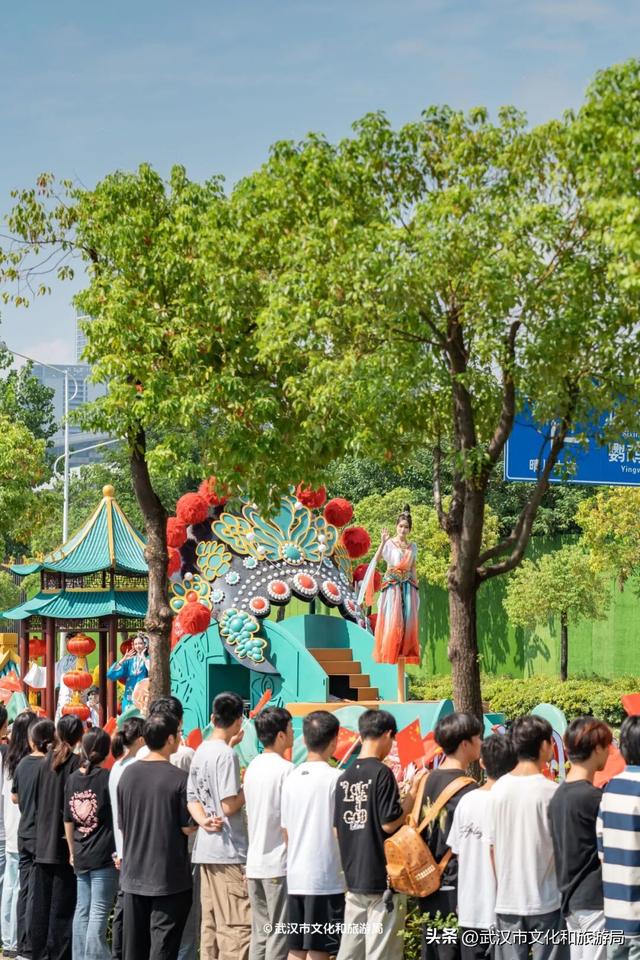 今天，武汉街头，9大花车巡游！