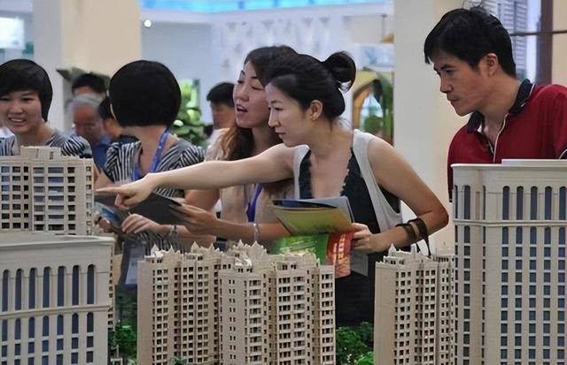 曹德旺预言：2025年，没有买房的人，五年后是失败者还是幸运儿？