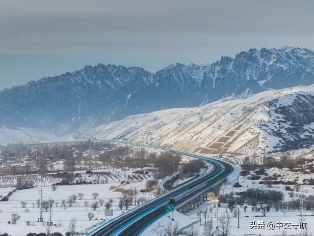 沿着高速，邂逅天山南北的绝色风光