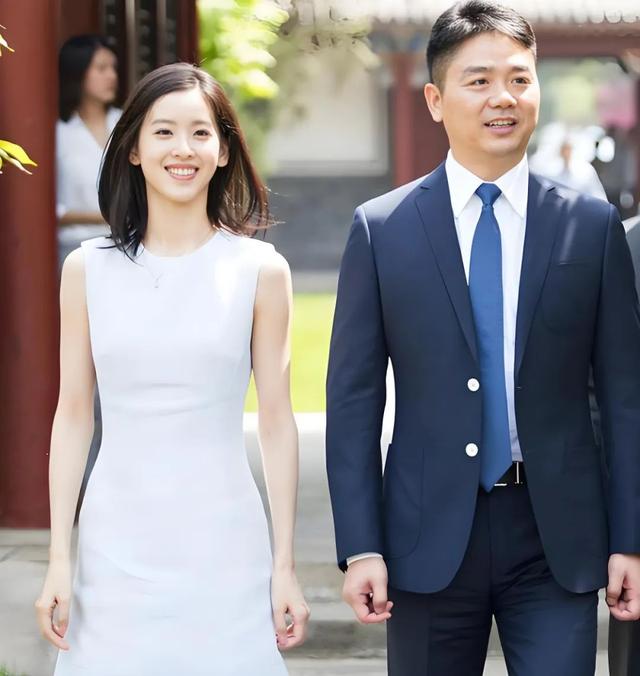 31岁章泽天伦敦看展，胃部凸起，衣服满是褶皱，牙齿影响美感