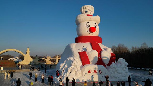 太阳岛“雪人先生”与游客见面
