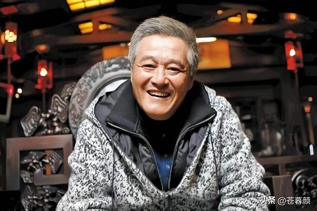 有钱有什么用？68岁赵本山近况曝光，三人打伞伺候，女儿是心头病