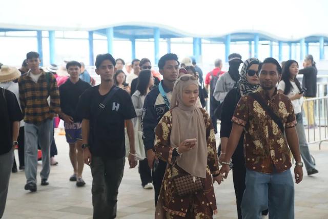 畅游三亚西岛 东盟网红以镜头捕捉海南的浪漫诗意