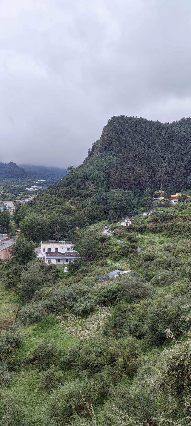 马蹄寺千佛洞旅游文化景区。