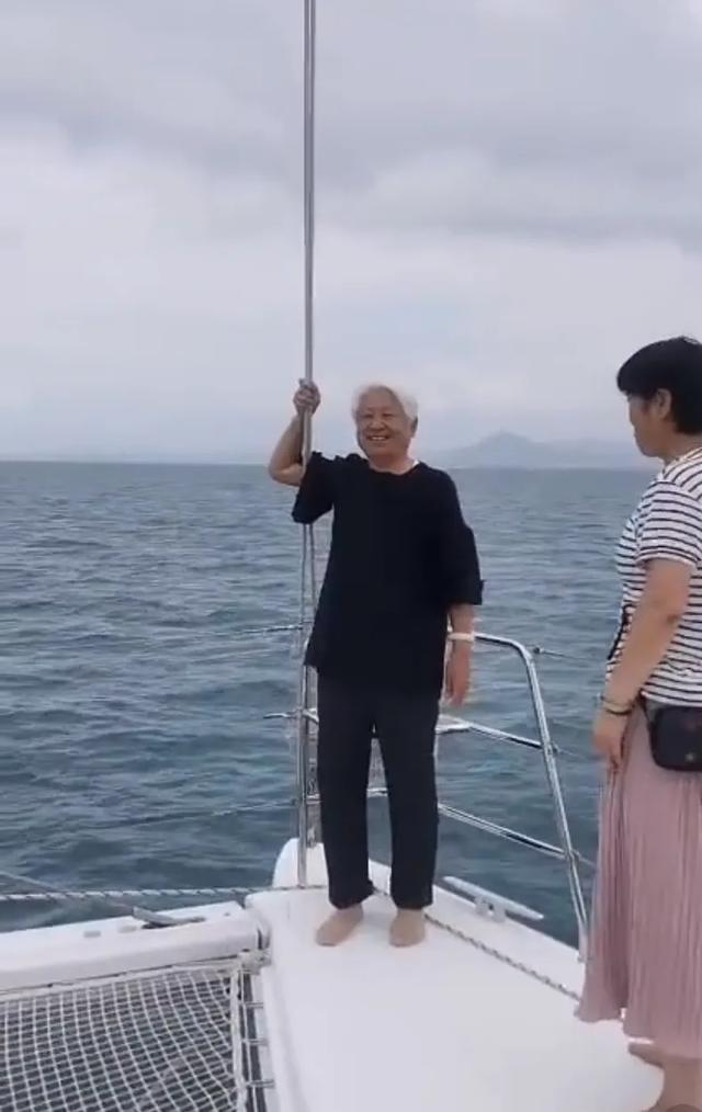 岳云鹏带全家坐游艇游玩，真是靠一己之力让全家过上好日子
