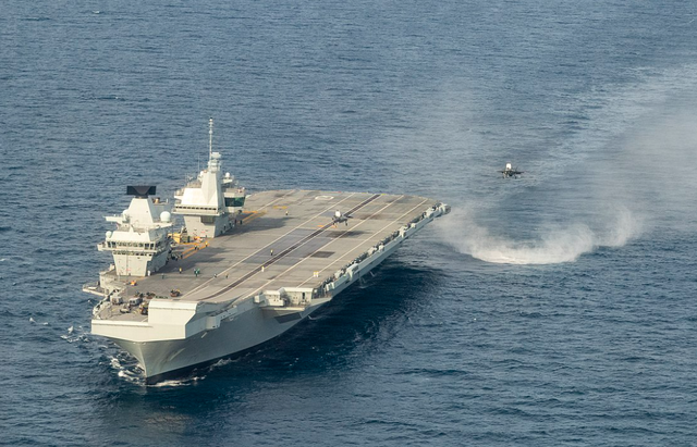 与福建舰战力差距太大，英国航母另辟蹊径：干脆改无人机母舰吧