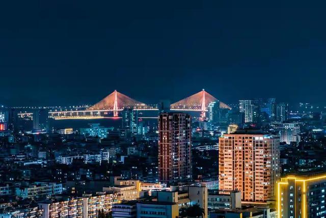 汕头广州陆距500公里/高铁350时速/1.5小时到达/票价200余元/贵吗