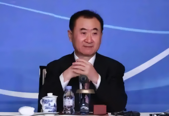 71岁王健林现身新疆，近照骨瘦如柴，王思聪却在国外和女友狂欢