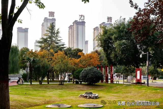 陕西渭南：天晴了 高新区时代广场秋色盎然