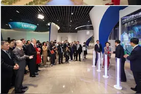 李显龙和夫人参观小米工厂！夫人何晶红大衣很惊艳，雷军亲自接待图片