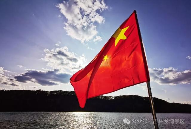 火山湖+金秋限定！通化大龙湾的专属之美！