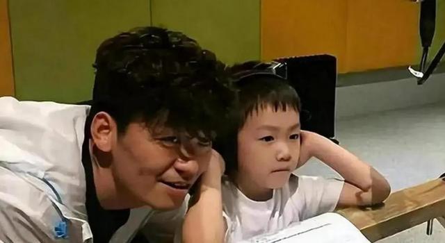 王宝强离婚9年，拿下200亿票房成就！一对子女成为他的“救赎”！