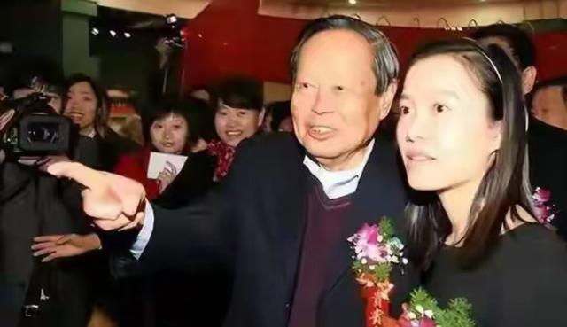 杨振宁妻子翁帆曾自白：为了丈夫的身体，我16年来都是早睡早起