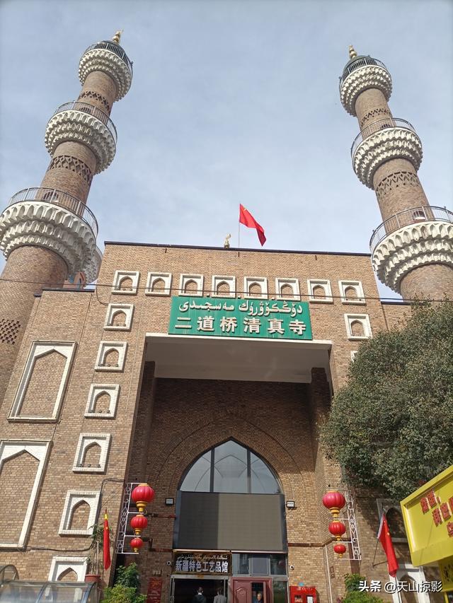 坐着2路公交车，逛乌鲁木齐国际大巴扎