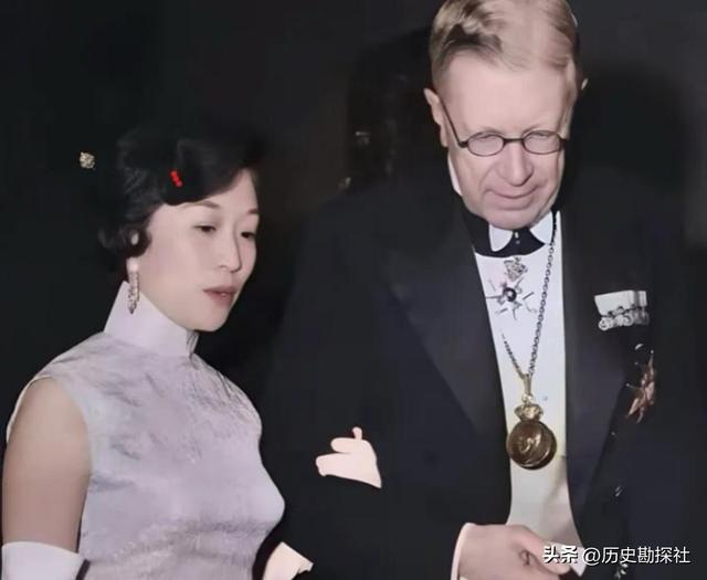 1981年，杜聿明的葬礼上，女儿杜致礼和杨振宁的留影，悲痛难掩！