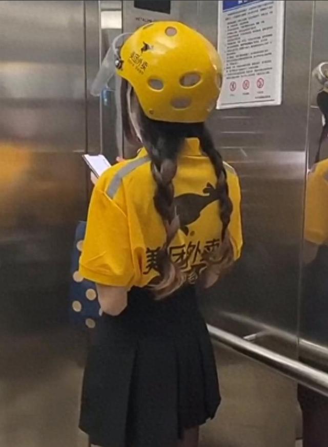 女外卖骑手激增！是压力太大，还是收入倒逼家庭“组团”养家？