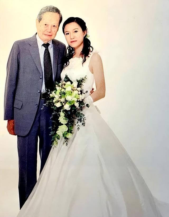 杨振宁家庭情况曝光：三个儿女无人继承物理学，与翁帆关系也很好