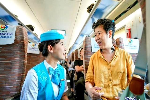 时速350公里高标运行。这条从北京发车的高铁今夏超火爆