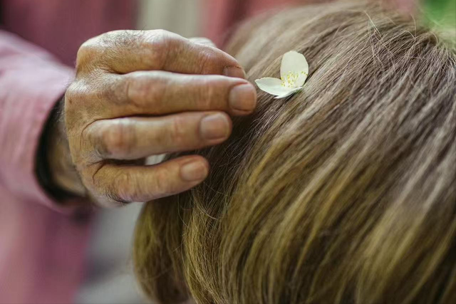 母亲被儿子暴打后续：男子身份被扒、高清正面照流出，悬针纹明显