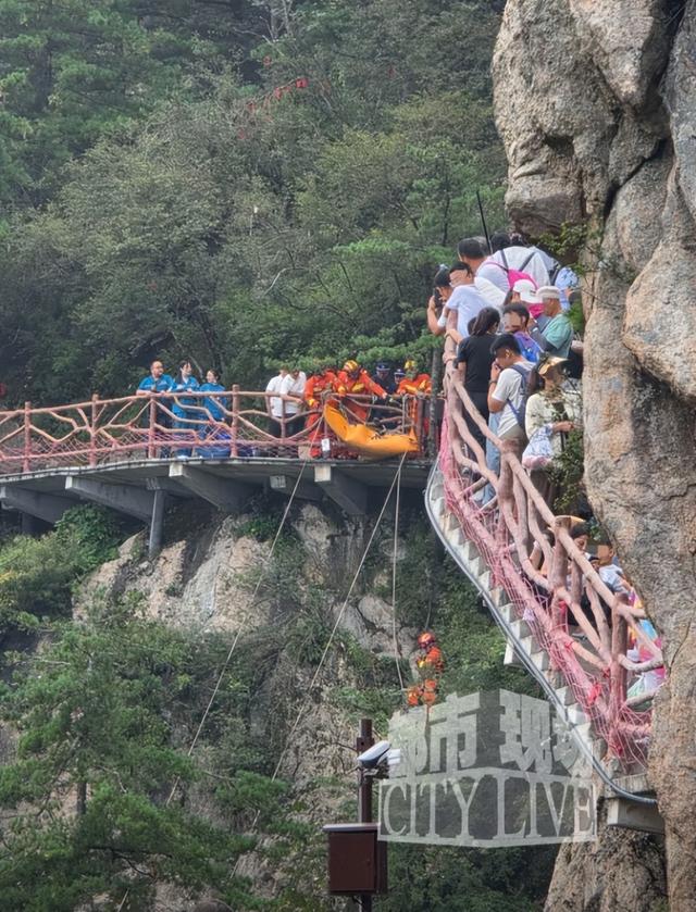 又作死？老君山游客翻栏拍照坠崖，景区：系自行违规，网友吵翻了