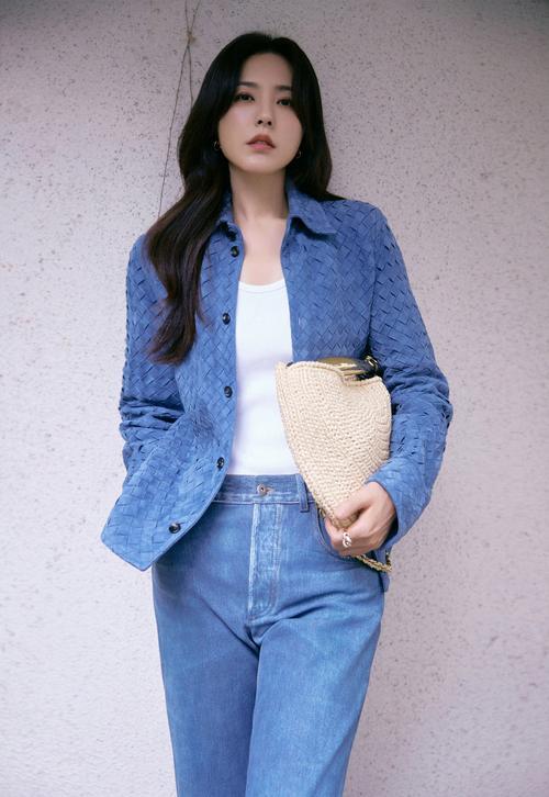 她是两百年难遇的美人，靠美貌“征服”众多男人，现今48岁仍未婚