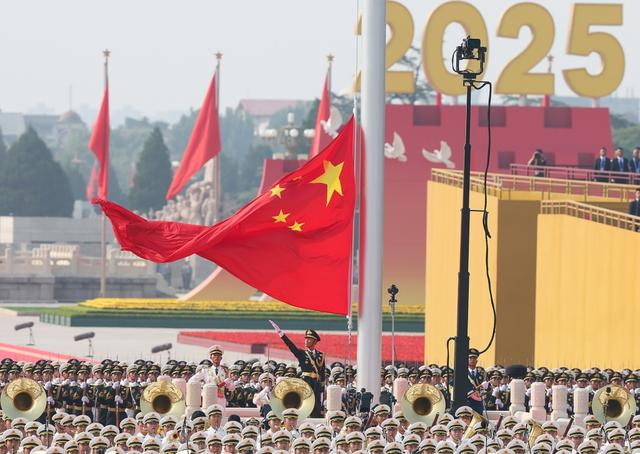 看完阅兵发现，天安门旗台下有台空调，哨兵又享受不到，给谁用？
