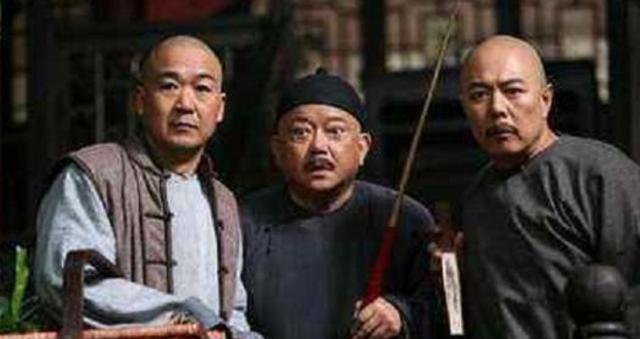 和珅出上联：三斤四两五花肉，纪晓岚对出下联，和珅吓得当场下跪