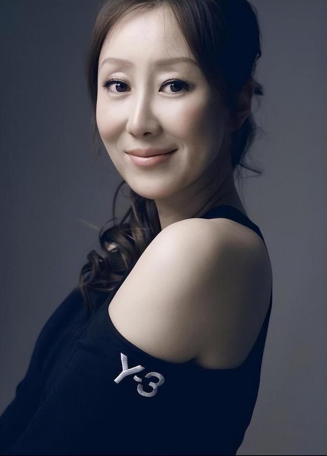 她，主持出身，一婚嫁老师，二婚嫁富二代，三婚嫁歌手，如今怎样