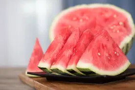 西瓜的十大品种排名！有哪些好吃的品种？1.麒麟瓜，2.黑美人西瓜图片