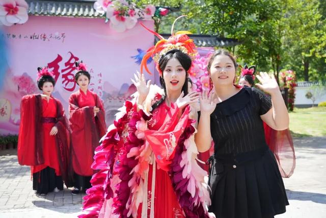 第六届观音山姻缘节能玩能互动，牵红线、抢绣球，游客直呼太上头