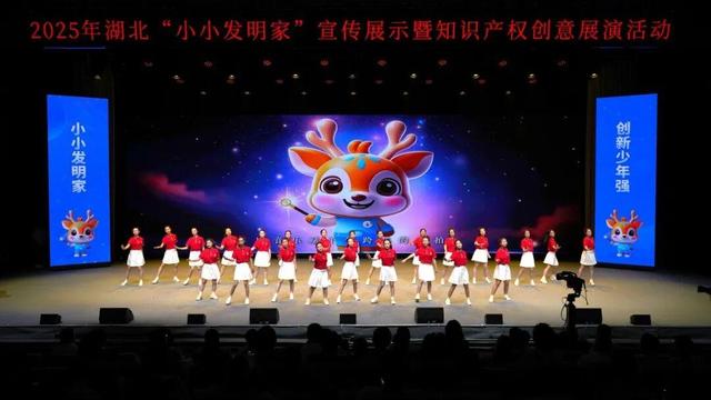 温暖一幕！院士俯身点赞小学生