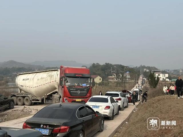 “摇人按猪”女孩呆呆走红后：有人凌晨4点赶去；收费后当地一农庄就餐人数从600桌骤降至30桌