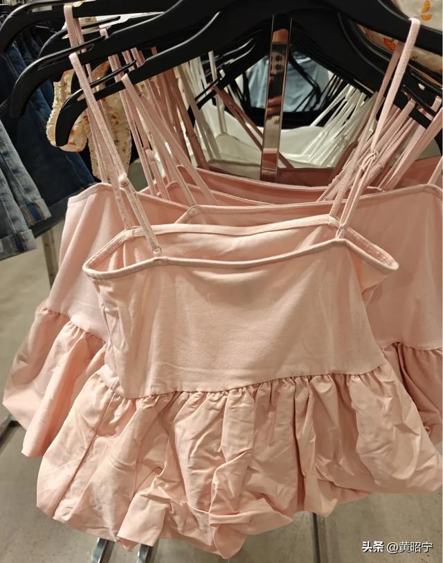 突然觉得十几年前的衣服比现在好看多了！网友：那都是真材实料