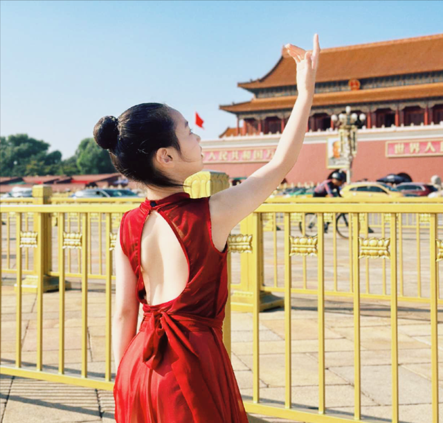 国庆董璇女儿小酒窝	，一袭红裙在正阳门前起舞，祝福祖国生日快乐