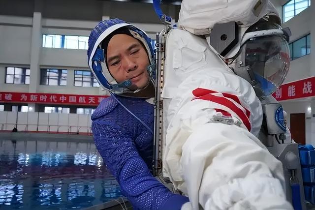 神舟二十一号升空！现在的问题是，导师上天了，组会还开吗？