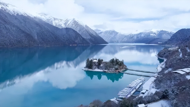 别再只盯着桃花了！林芝的雪山湖泊春天一样封神