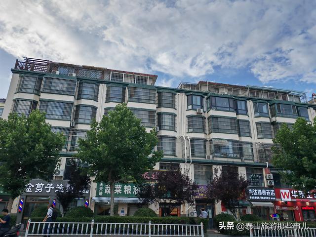 它是泰山下一个小众景点，一条700米巷子，人称泰安“小武康路”