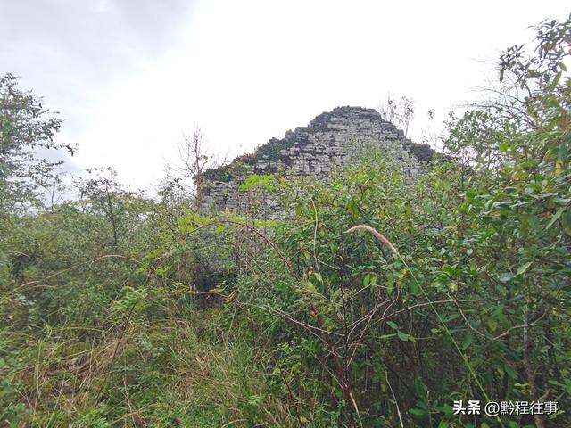 偏远乡野中寻找一个古寺遗址，探险一个深邃溶洞