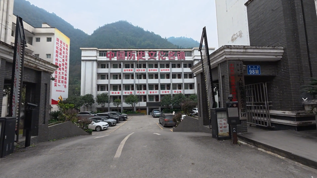 重庆没落的场镇，昔日工业发达景观丰富，如今唯有温泉还有烟火气