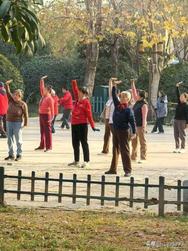 新华社原军事记者陶俊峰泉城美拍：《初冬大明湖晨曦美景》