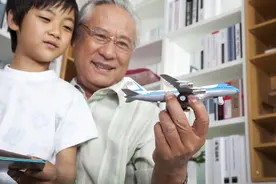 90岁以上老人买机票，坐飞机年龄有限制吗？高龄乘机指南来了！图片