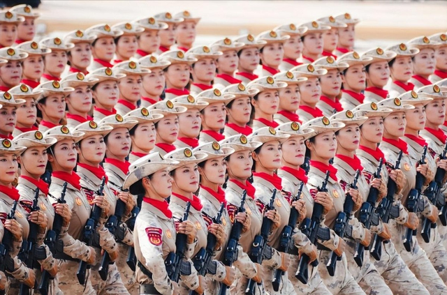 93受阅女兵参加婚礼被骂惨！网友：穿这套衣服去是几个意思？