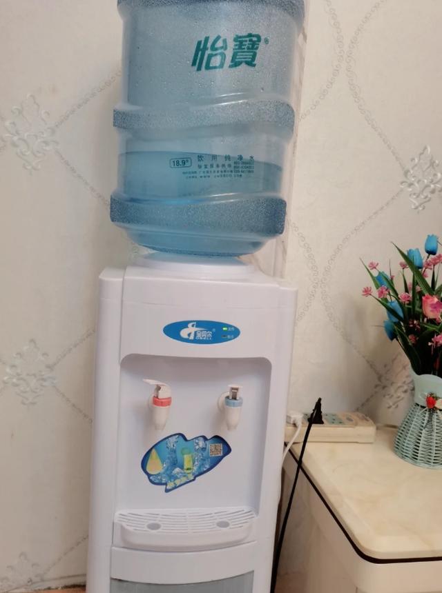 放桶装水的“饮水机”，为什么很少见了？网友：沦为时代的眼泪