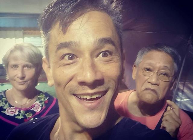 香港知名男星满头白发，遭前女友嫌弃没车没房，未结成婚至今单身