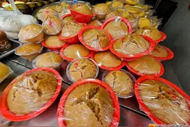 清明临近，祭祖金猪烧腊走俏图片