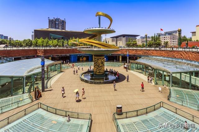 天府广场：从国旗之下到千年深处，一条大道串起的城市史诗