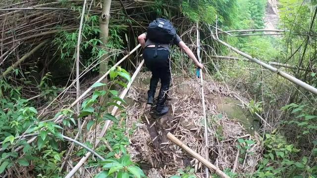 重庆渝北水库边发现神秘悬崖洞，传闻是旧时大地主私藏财宝的据点