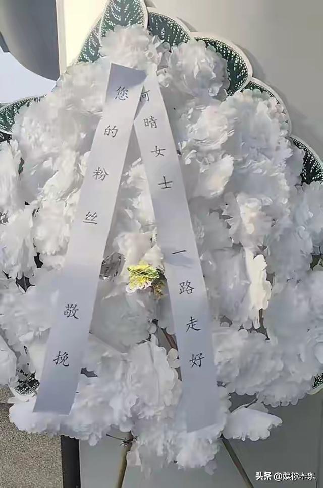 何晴告别式低调举行，许亚军带儿子现身双眼通红，两鬓斑白显憔悴