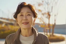 继母养我15年，经常把我绑树上打，我成部队团长，心甘情愿孝敬她图片