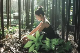 撞见表姐在树林的尴尬事,为了保守秘密,她竟同意了我的要求图片